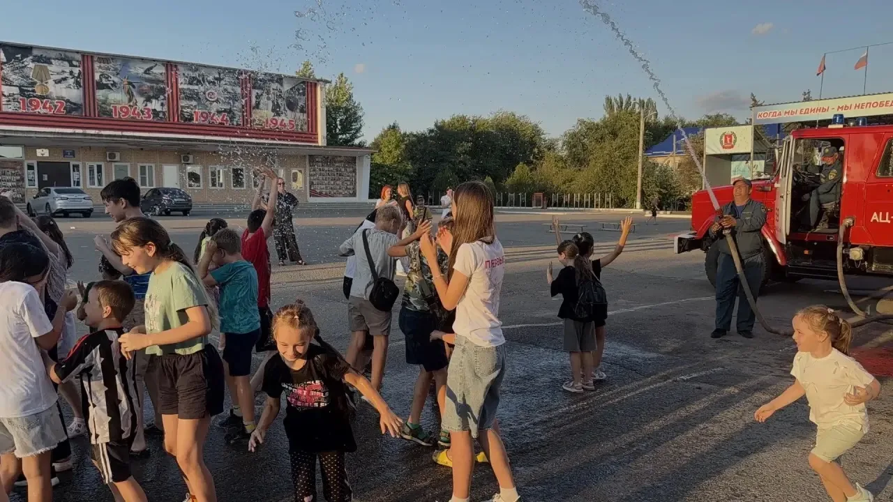 🌈В пятницу вечером на центральной площади района прошла большая детская игровая програ...