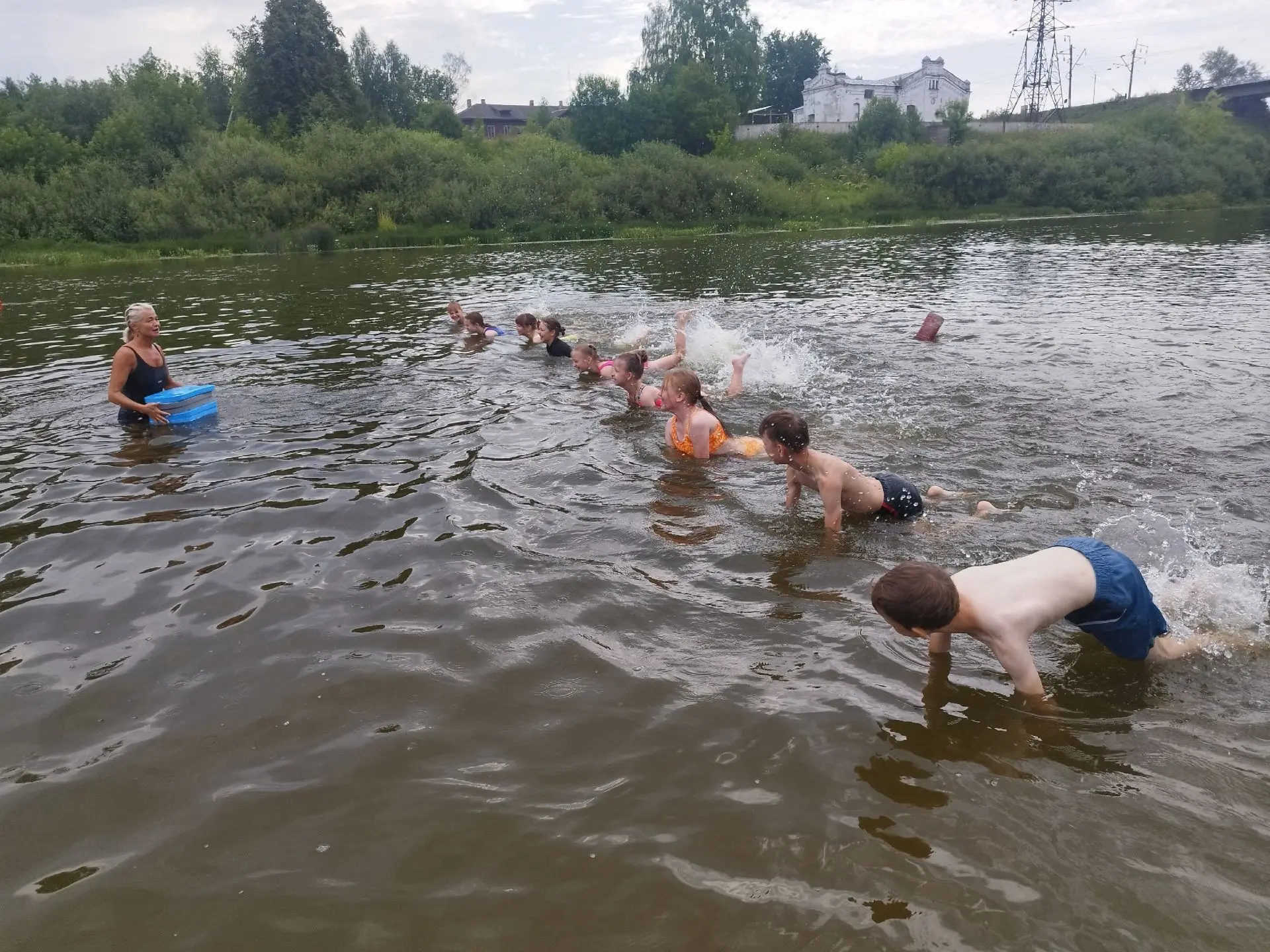 Занятия по плаванию на открытом водоёме необходимы: это помогает освоить технику в реальных условиях