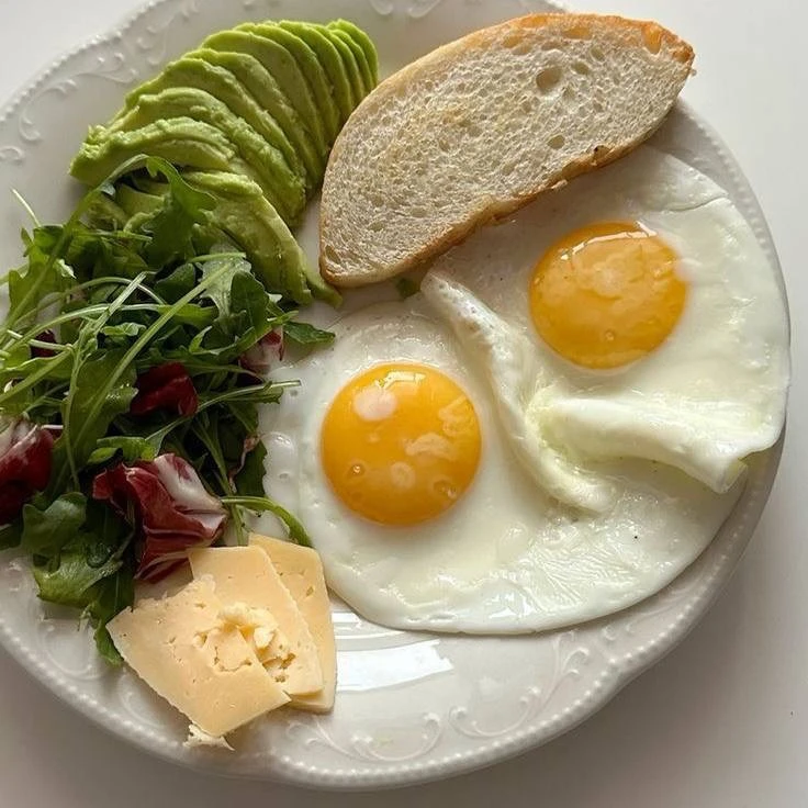 Завтрак с белком дольше сохраняет сытость 🍳

Яйца или творог перевариваются медленнее, чем булочка 