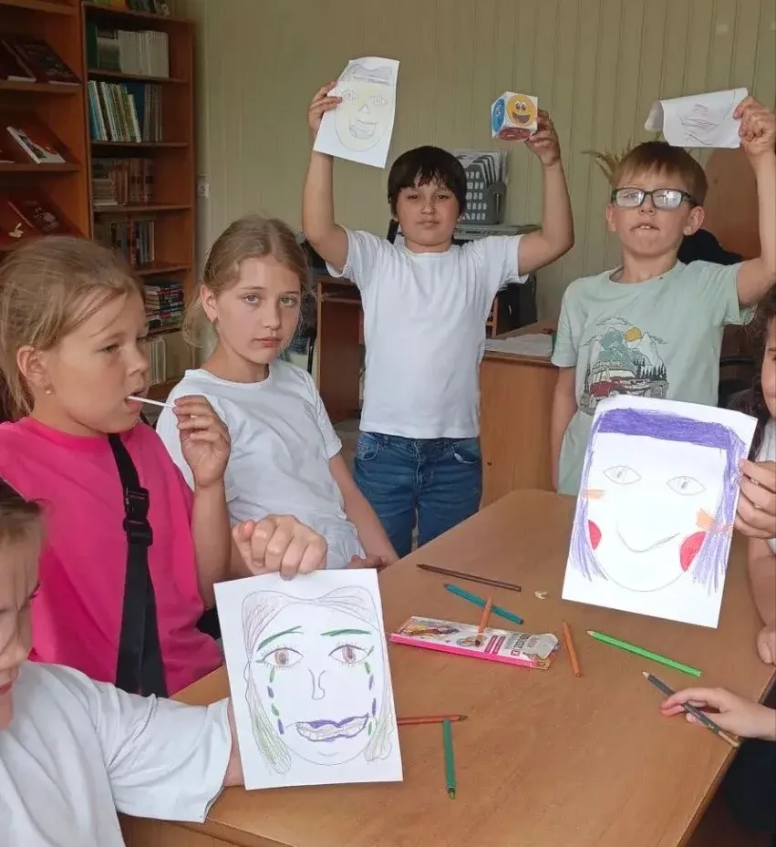Сегодня в нашем лагере педагог-библиотекарь Гуляева Ирина Викторовна провела 
волшебное арт‑занятие 