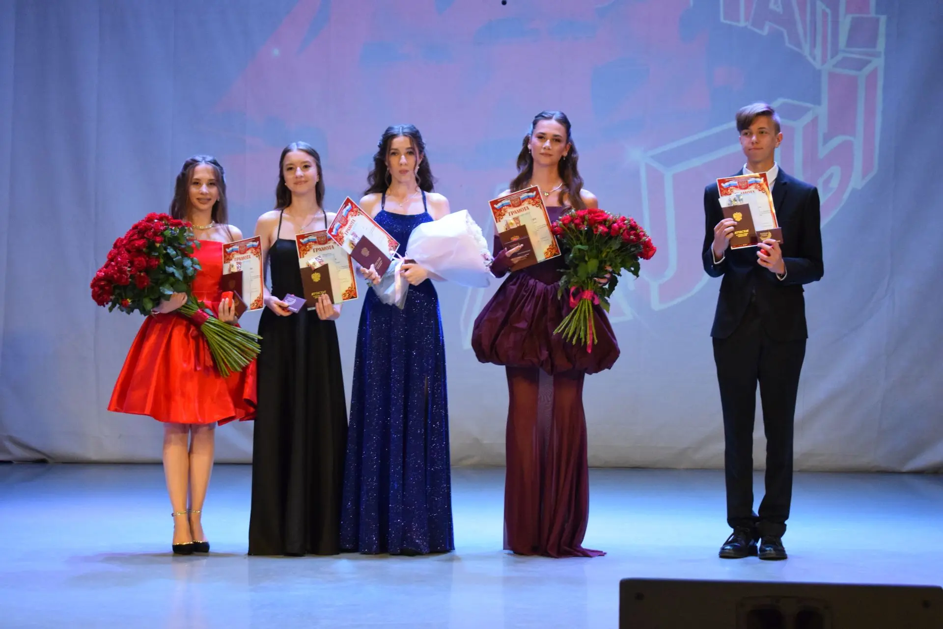 🎉 В прошлую субботу состоялась торжественная церемония вручения аттестатов для 11‑х классов! 😍 
 
