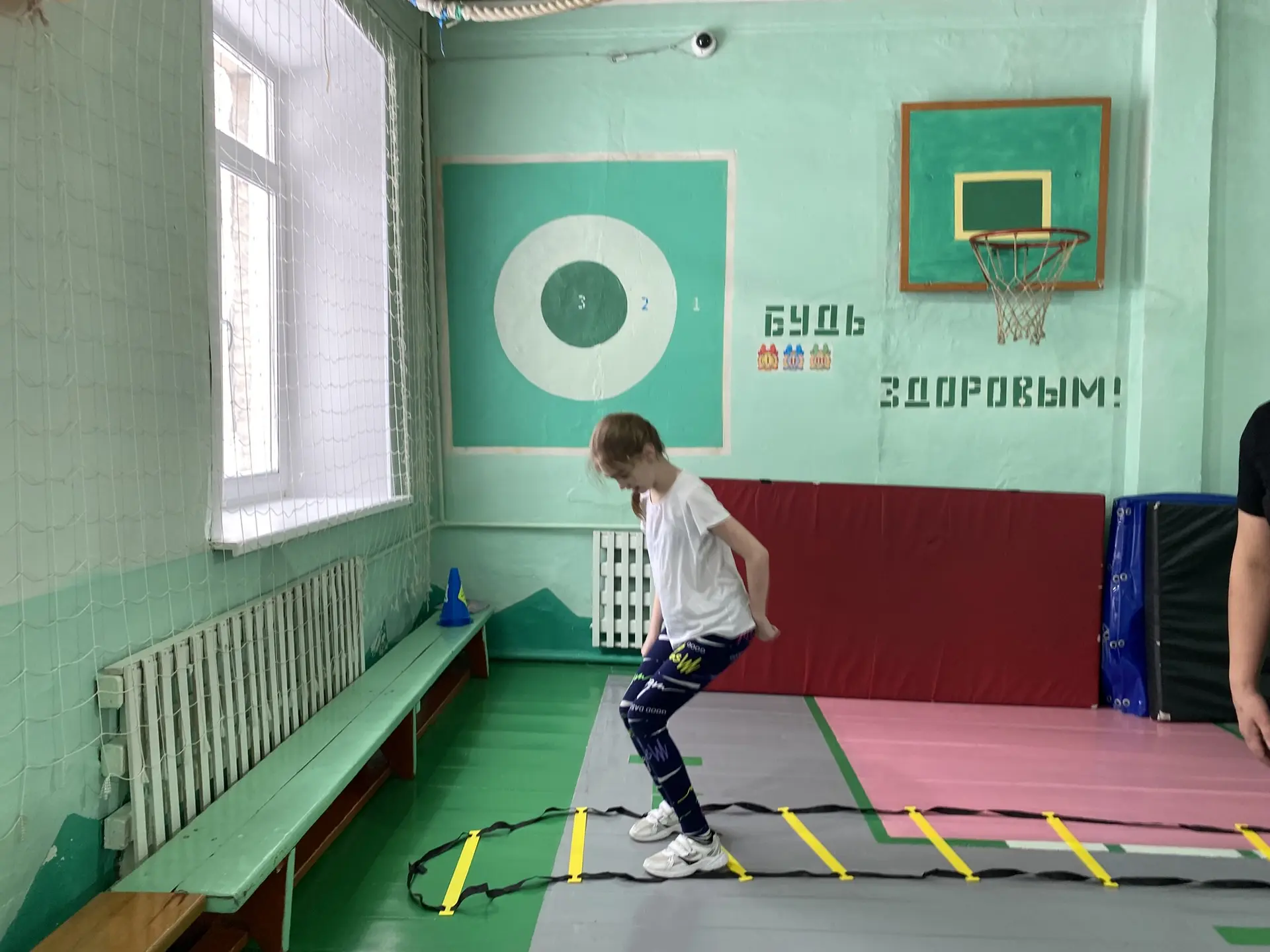 Дети, занимающиеся скалолазанием, часто сталкиваются с задачей развить хорошую координацию движений.