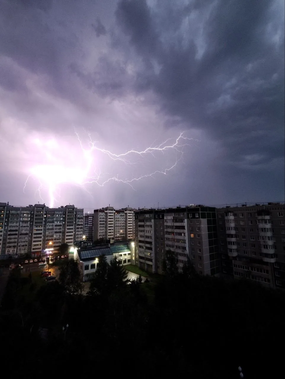 🌩️ Пока одни только просыпались, другие уже встретили грозу лицом к лицу и успели поделиться кадрам