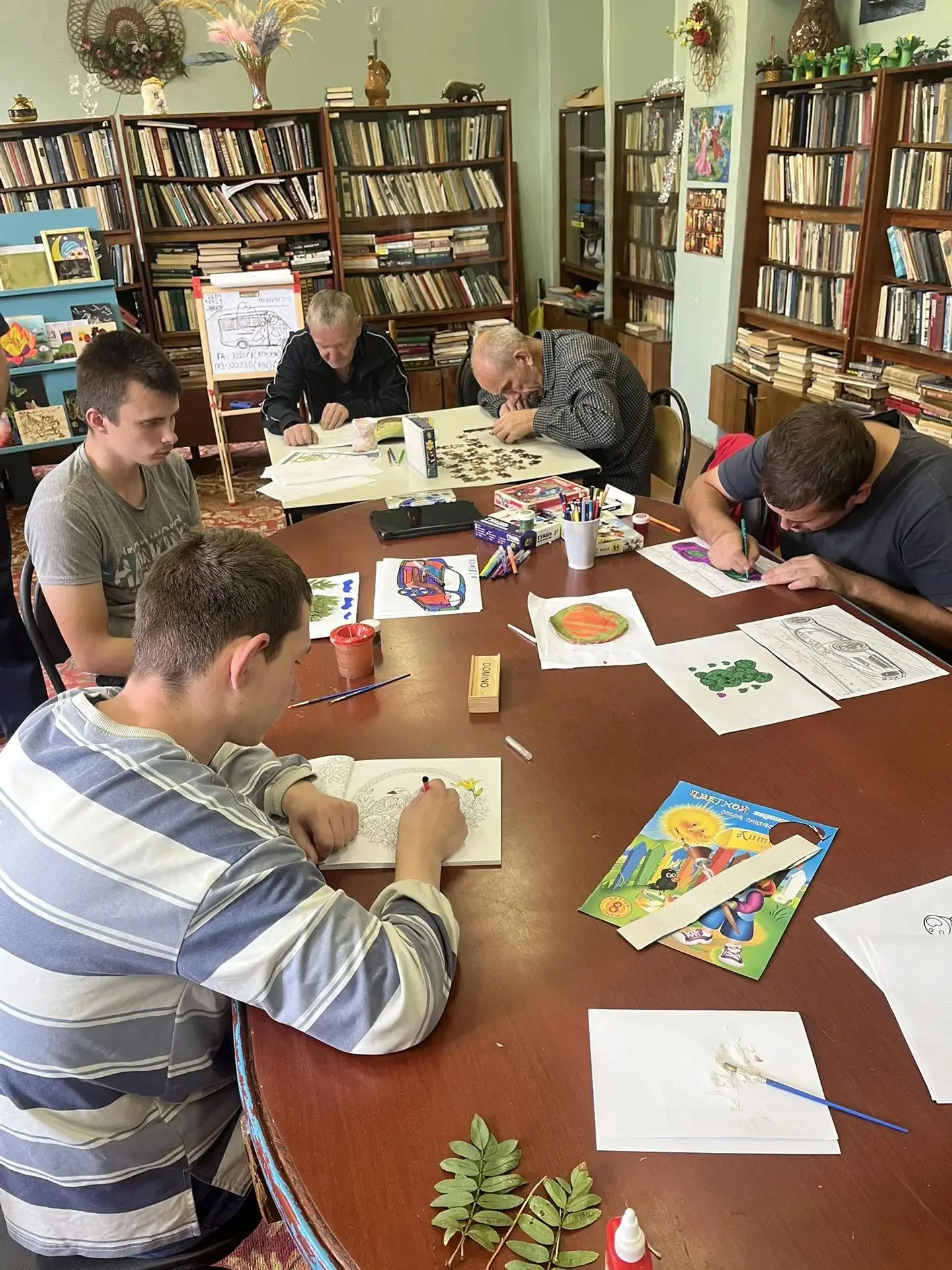 Творчество в библиотеке: развиваем мелкую моторику! 🎨🍁