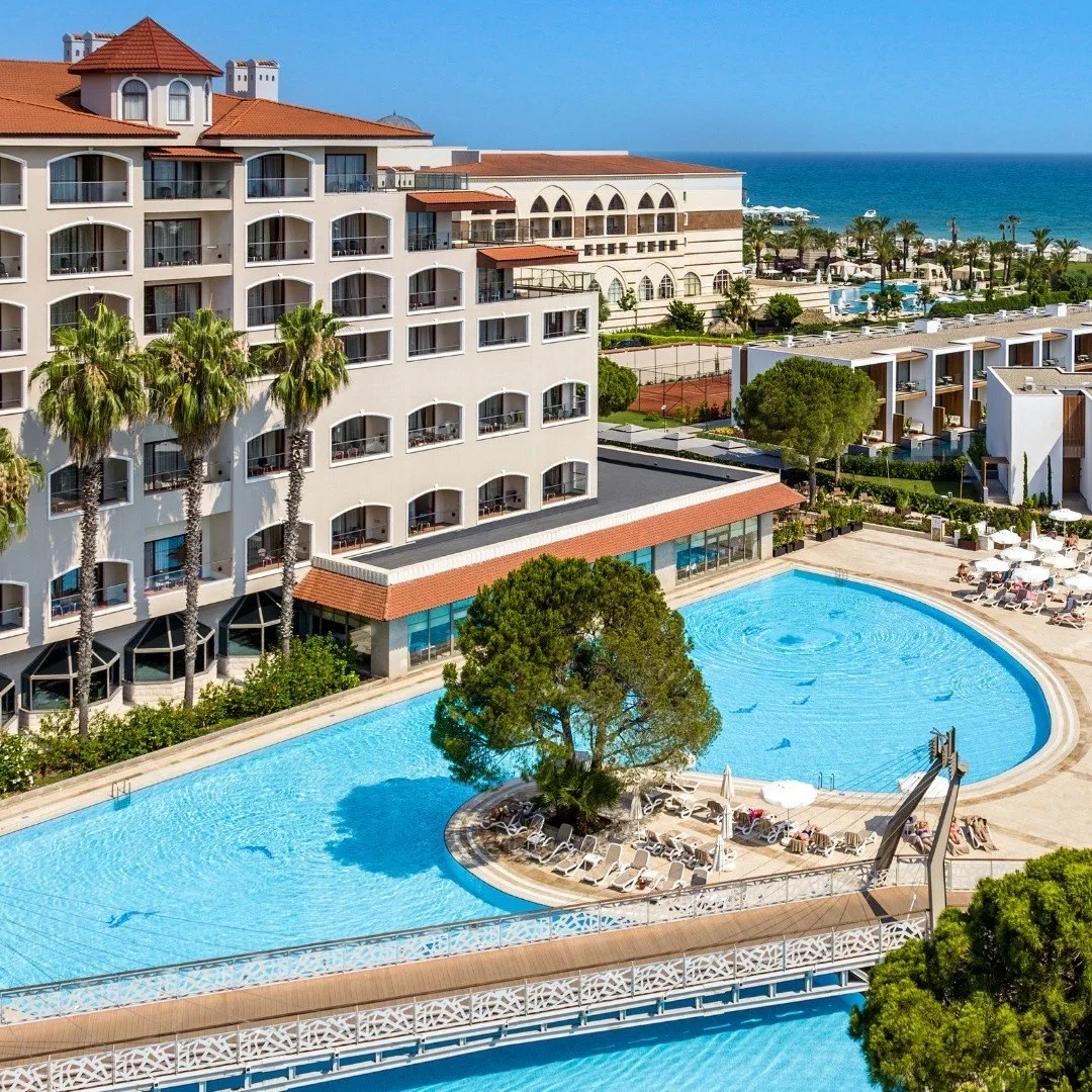 🧜‍♀️ Sirene Belek 5*

Приятный отель после реновации 2024 года. Общая площадь — 120 000 кв. м. зелё