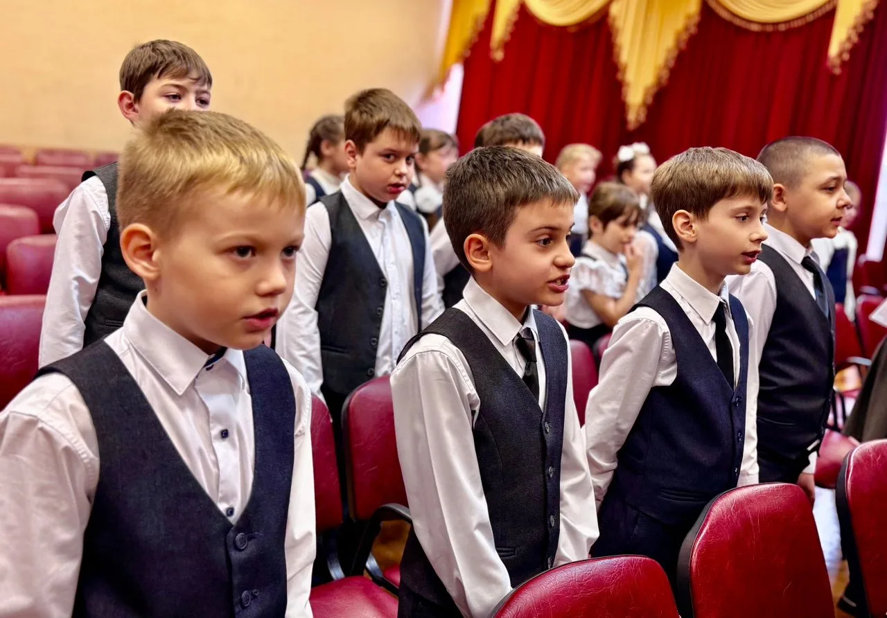 Начало новой недели было отмечено торжественным поднятием Государственного флага Российской Федераци