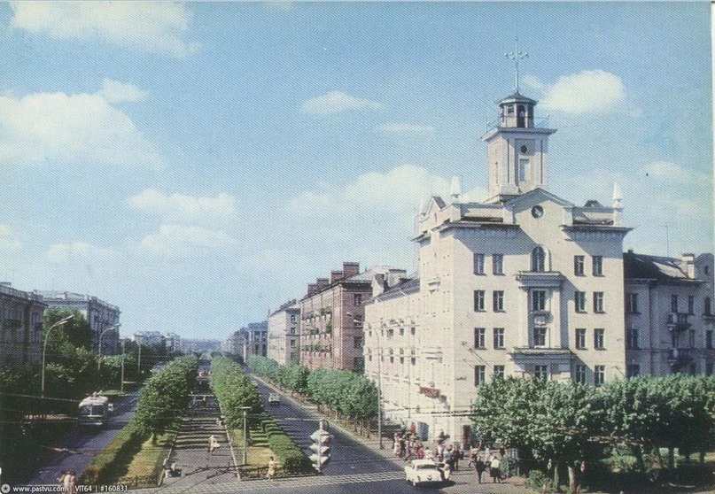 В объективе 1970-й.

Вид на проспект Ленина со стороны площади Маркса.