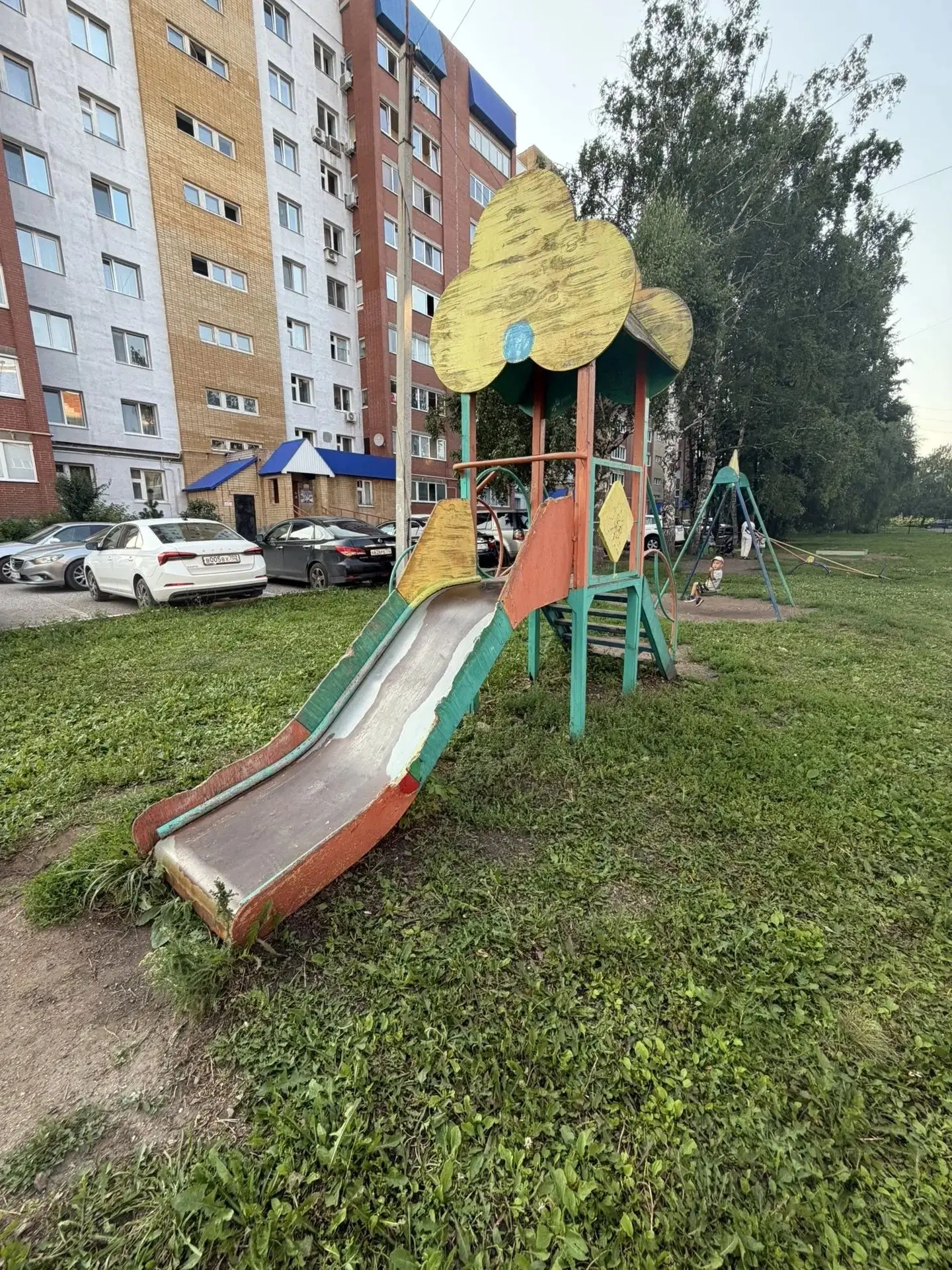 Автор: Ужасные детские площадки во дворах домов 87а и 87 по ул. Коммунистической, ничег...