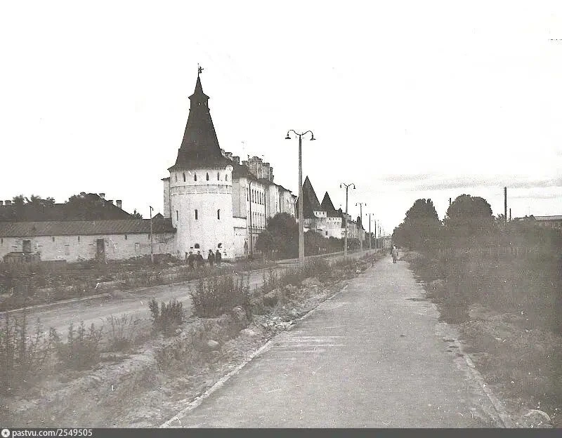 🏰«Покровский городок» в Царском Селе выглядит как настоящая средневековая крепость с шатровыми башн