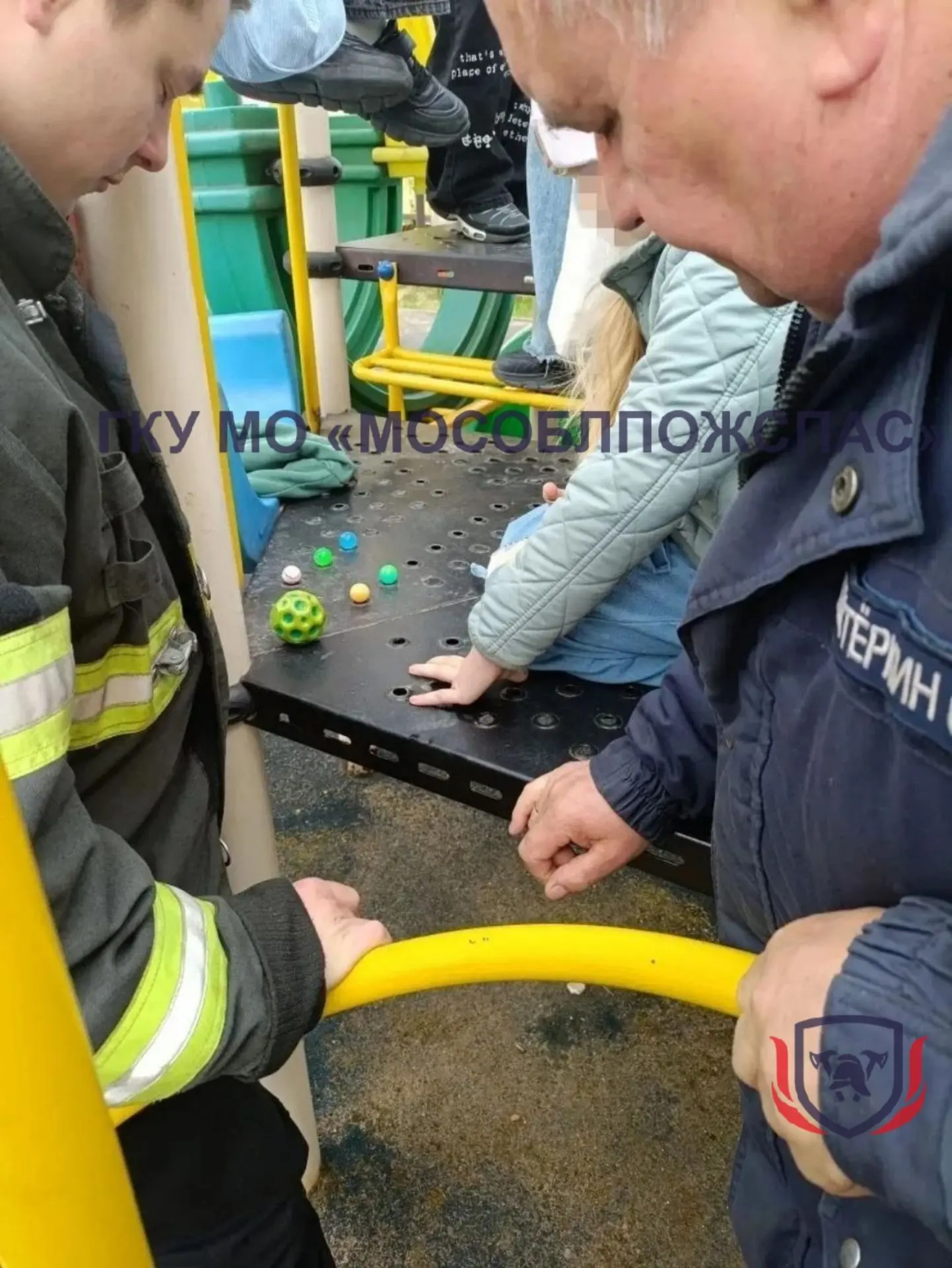 🚨 ЧП на детской площадке. Спасатели пришли на помощь девочке в Волоколамске⚡️  🆘 В округе #Волоколам