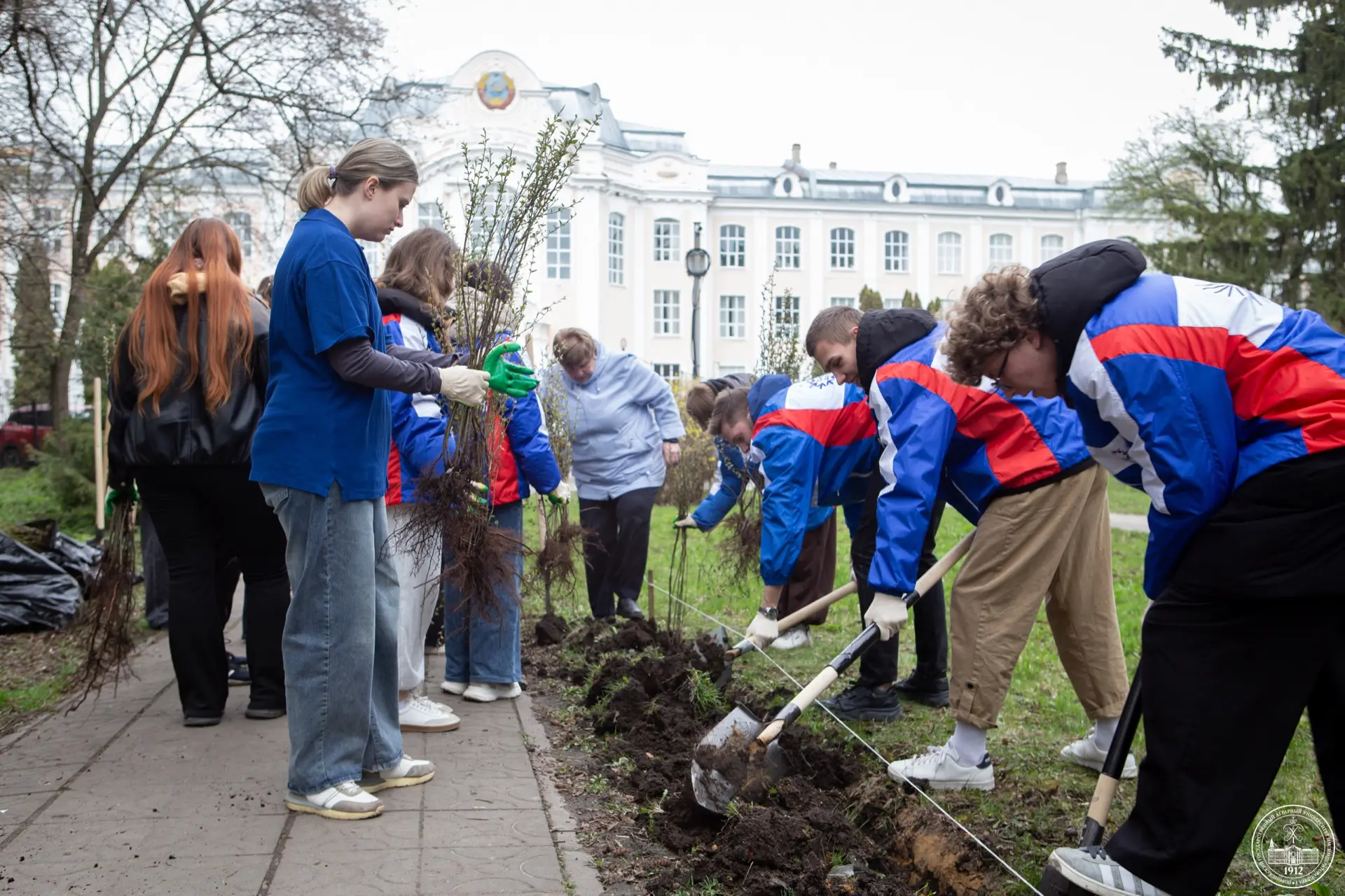 🌳 Появление живых мемориалов в честь наших героев: акция «Сад Памяти»  Сегодня в парке имени К.Д. Гл