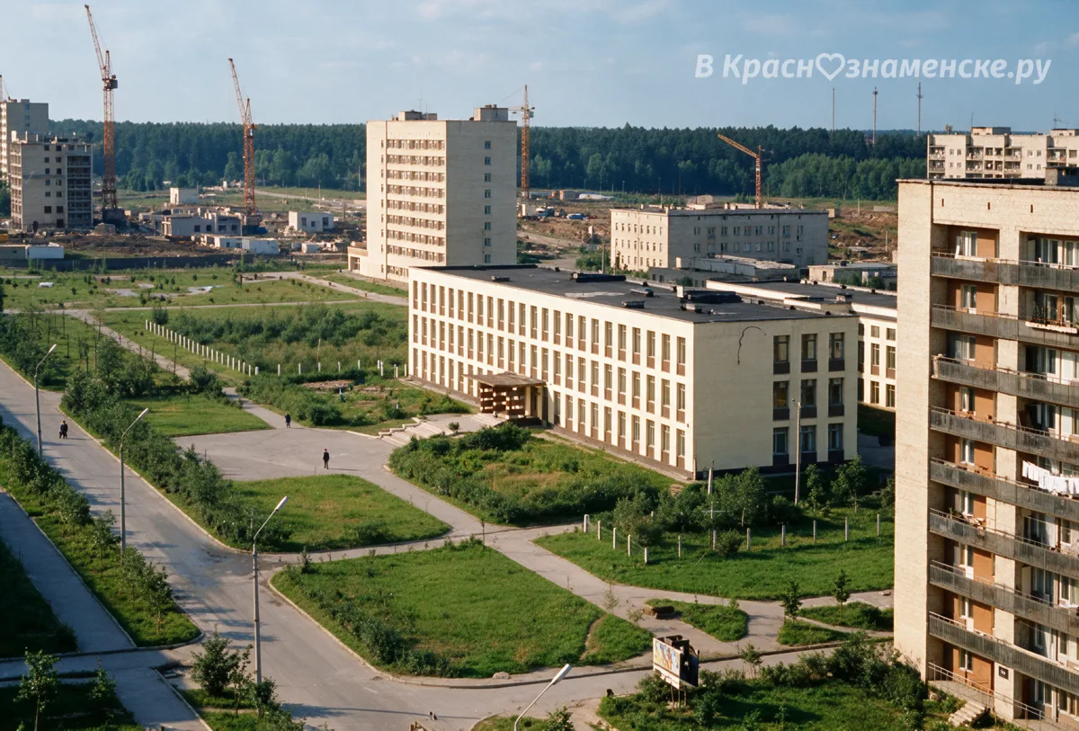 Старенькое фото Гимназии №1, но в цвете
