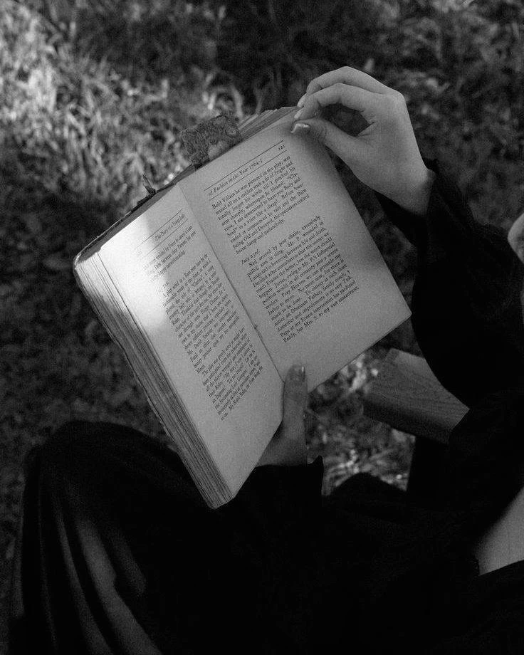 Люди делятся на две категории: те, кто читает книги и те, кто слушает читающих книги. Поверь, к перв