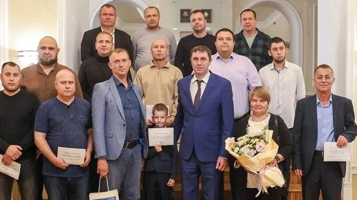 Воронежский мэр передал ключи от квартир работникам комбинатов благоустройства