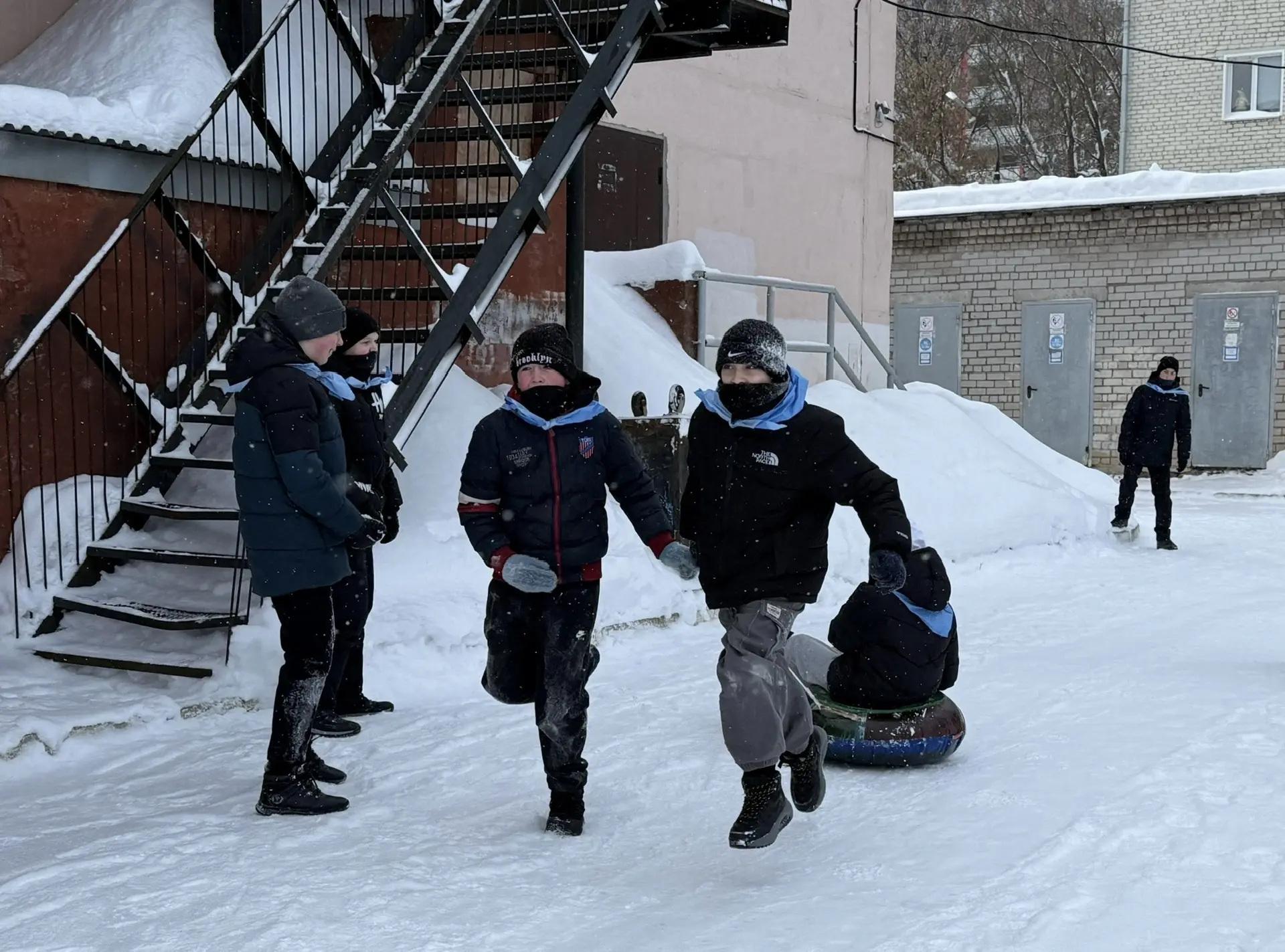 Сегодня наши шестиклассники окунулись в атмосферу настоящих зимних забав! 🎡  🔥 Игра по станциям «Зим