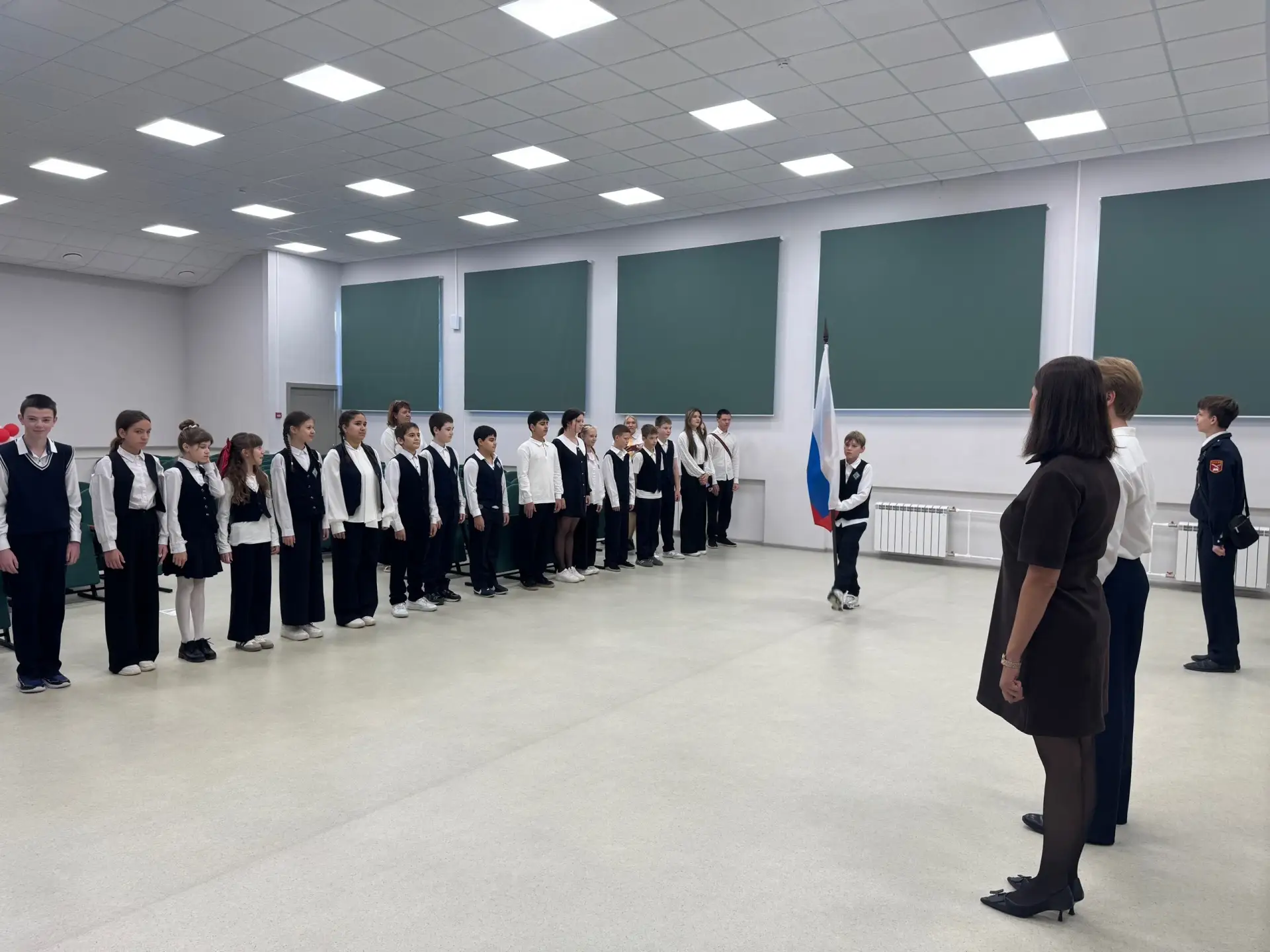 Понедельник начался с торжественной церемонии поднятия флага.