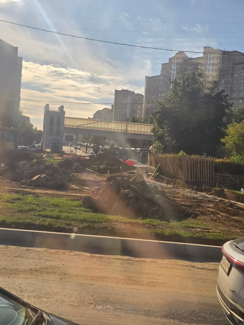 📍 На островках на перекрестке у эстакады что-то делают, как подметила наша соседка. Ви...