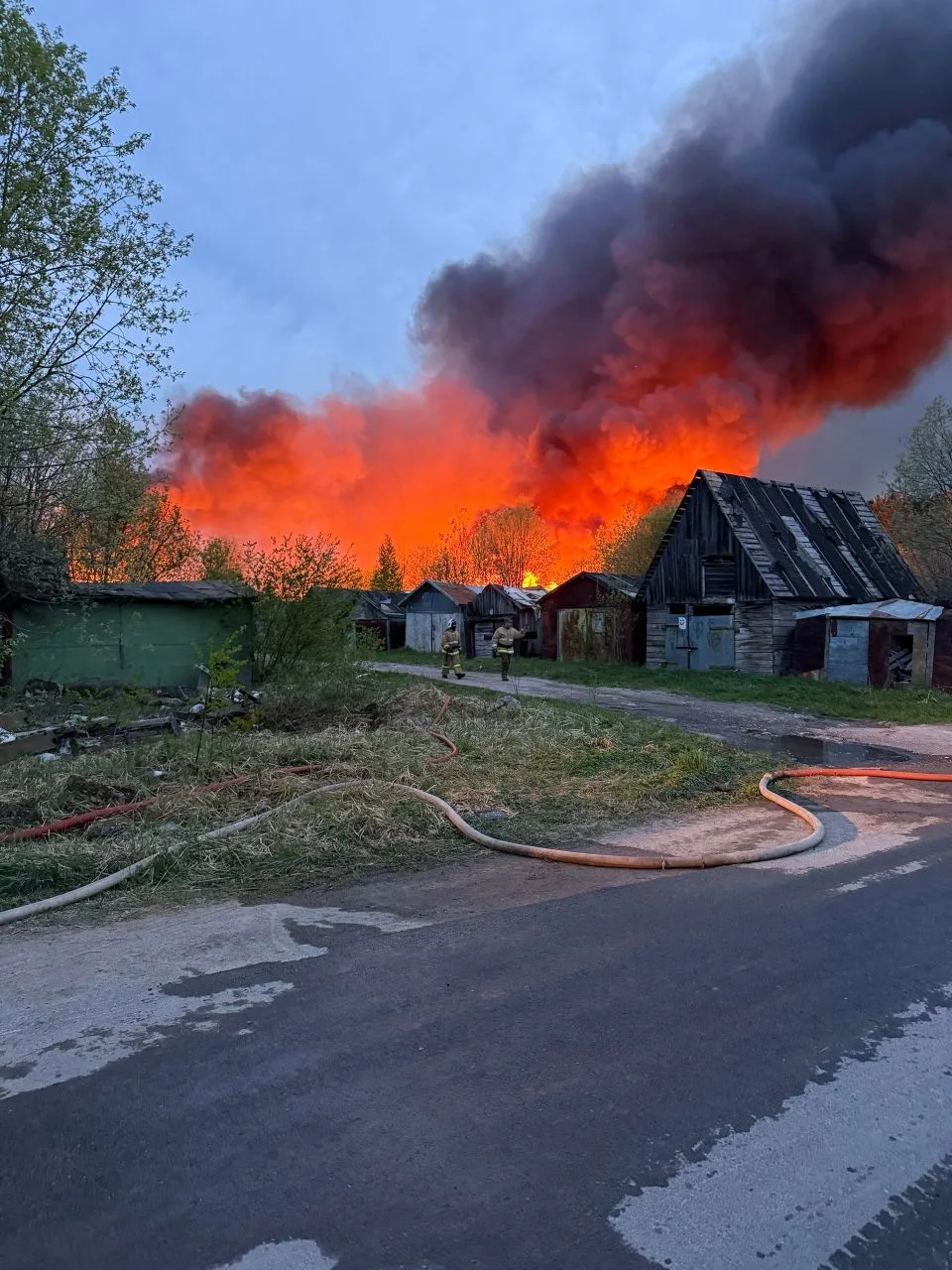 В Мирном накануне вечером произошел серьёзный пожар  Горели гаражи за ул. Советской. По информации Г