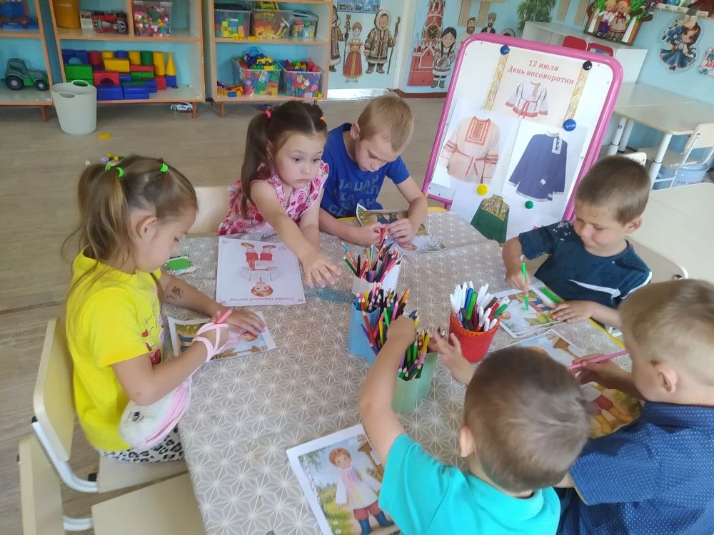В старшей группе прошел замечательный День русской культуры и косоворотки. Так получилось, что у каж