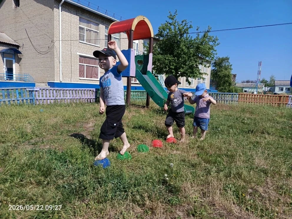В этот весенний погожий день  на прогулке детям младшей группы совсем не было скучно! А...
