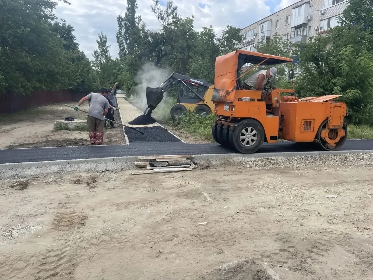🚜 Ещё одна приятная новость — завершён ремонт тротуара у СОШ № 7 детского сада Nº 32.
Толщина асфал