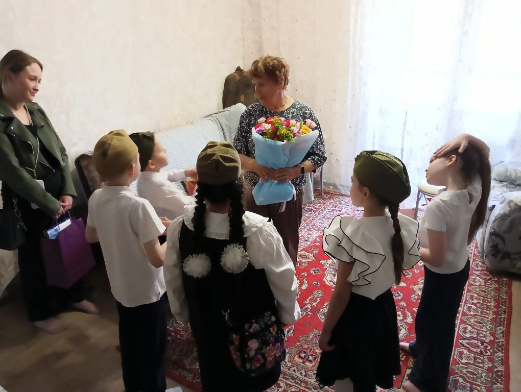 Сегодня наши юные школьники поздравили ветеранов Великой Отечественной войны. Ребята подарили им рис