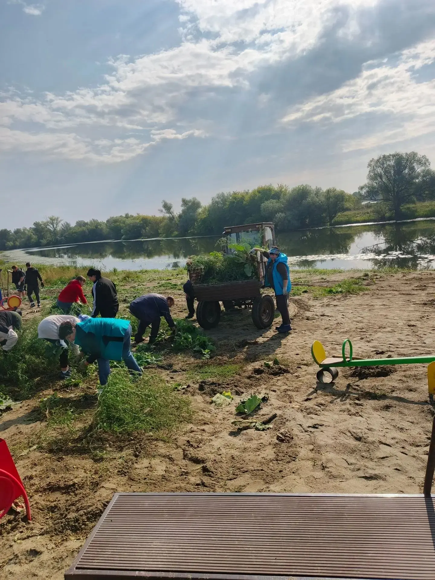 В Быстроистокском районе в селе Верх-Озерное очистили берег озера Завьялово в рамках ме...