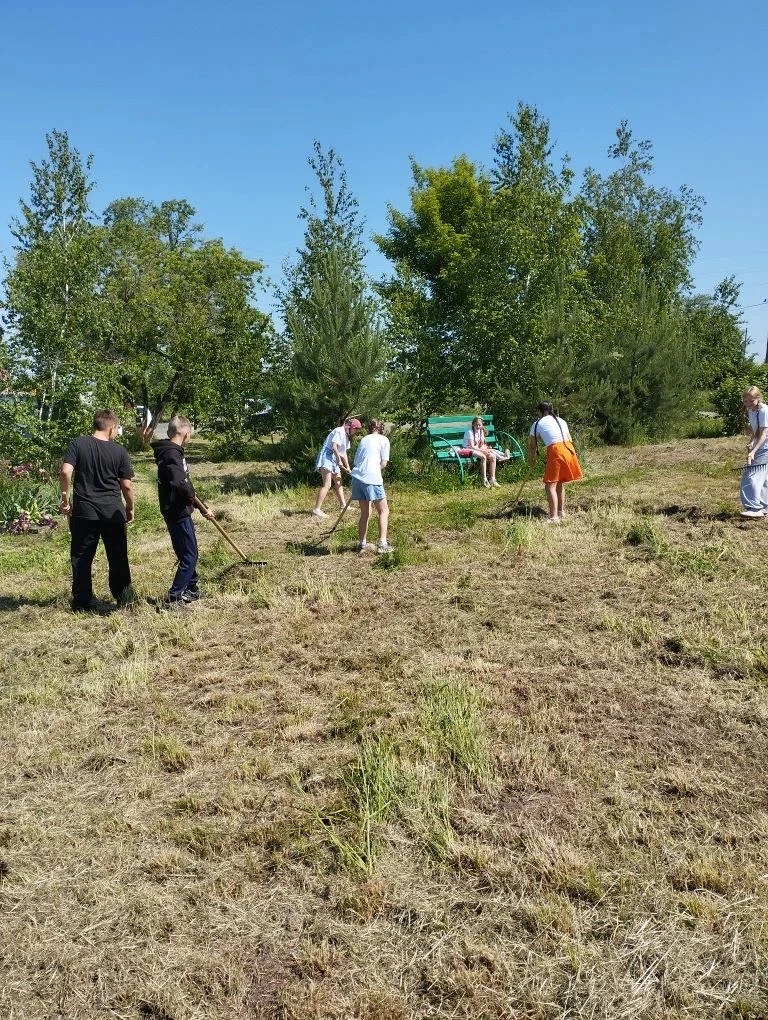 Девятый день в пришкольном лагере был посвящён Дню России.🇷🇺 Утро началось с зарядки ...