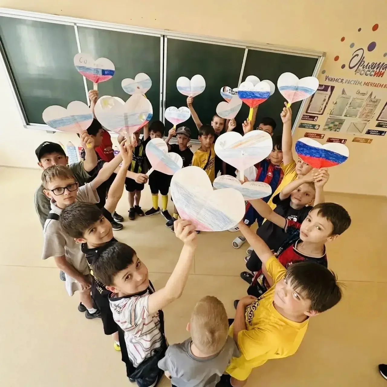 Мы любим тебя , Россия! 🇷🇺 

Прекрасное чувство единения, гордости за страну , нашу любимую Россию