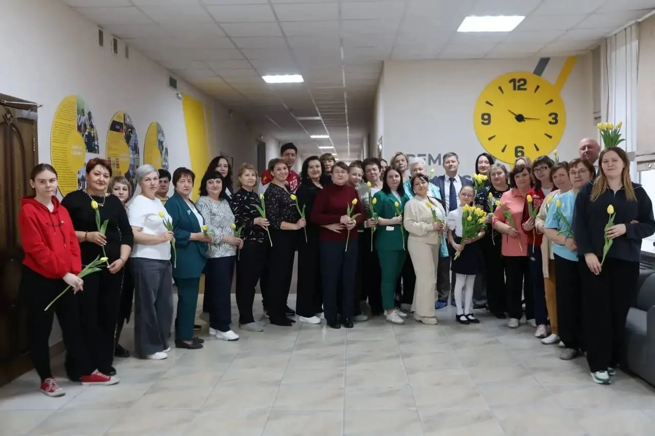 🌸 В нашей школе прошла весенняя зарядка с участием всей прекрасной половины педагогического коллекти