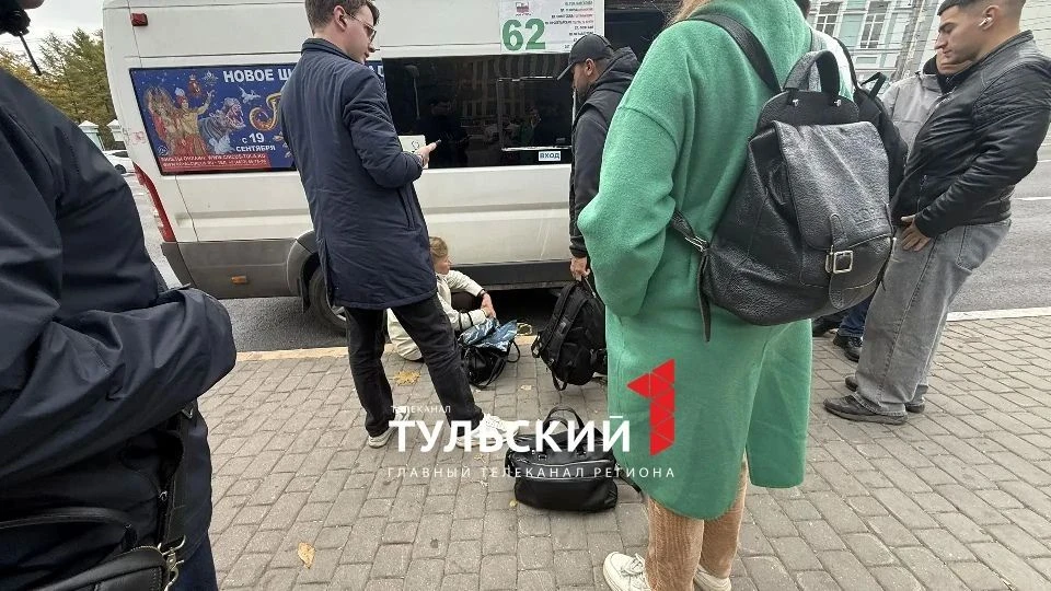 📌 В центре Тулы маршрутка наехала на ногу женщине