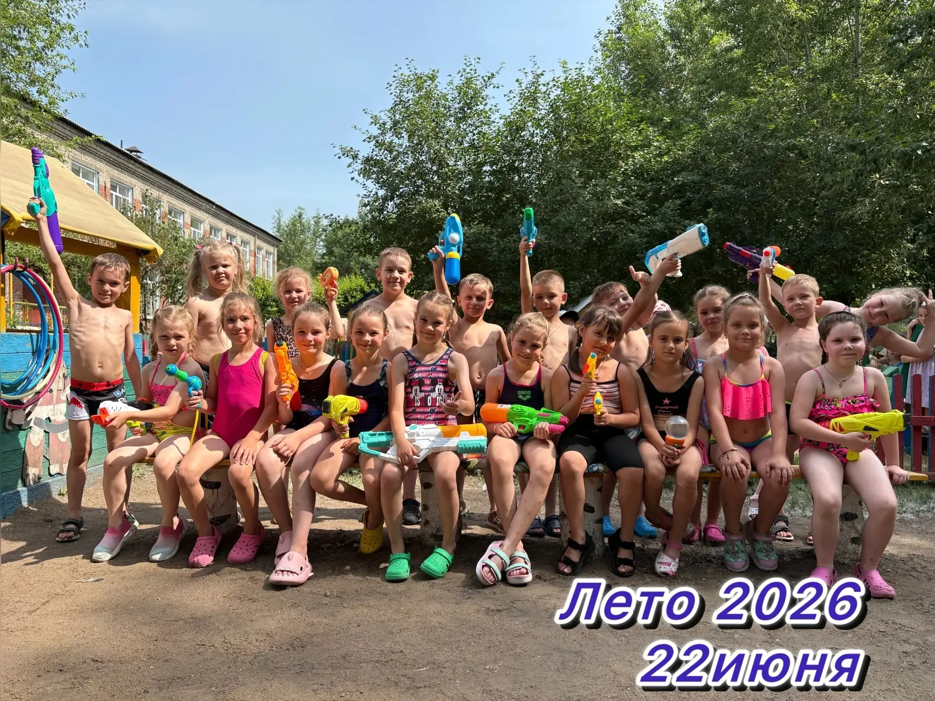 С водой мы любим поиграть — такие мы проказники!