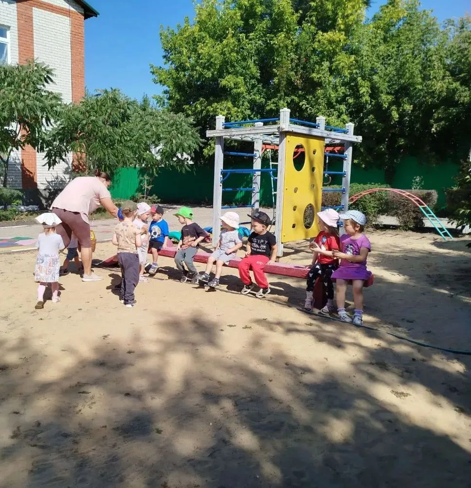 Сегодня на занятии по физической культуре малыши второй младшей группы весело играли в ...