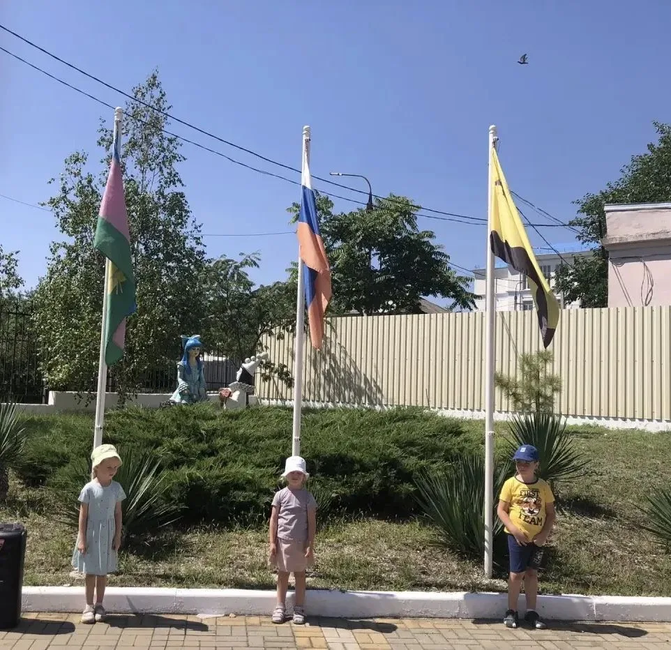 Открыли новую неделю торжественным церемониалом подъема флагов! 😄👍🇷🇺🇷🇺🇷🇺   Лучш...