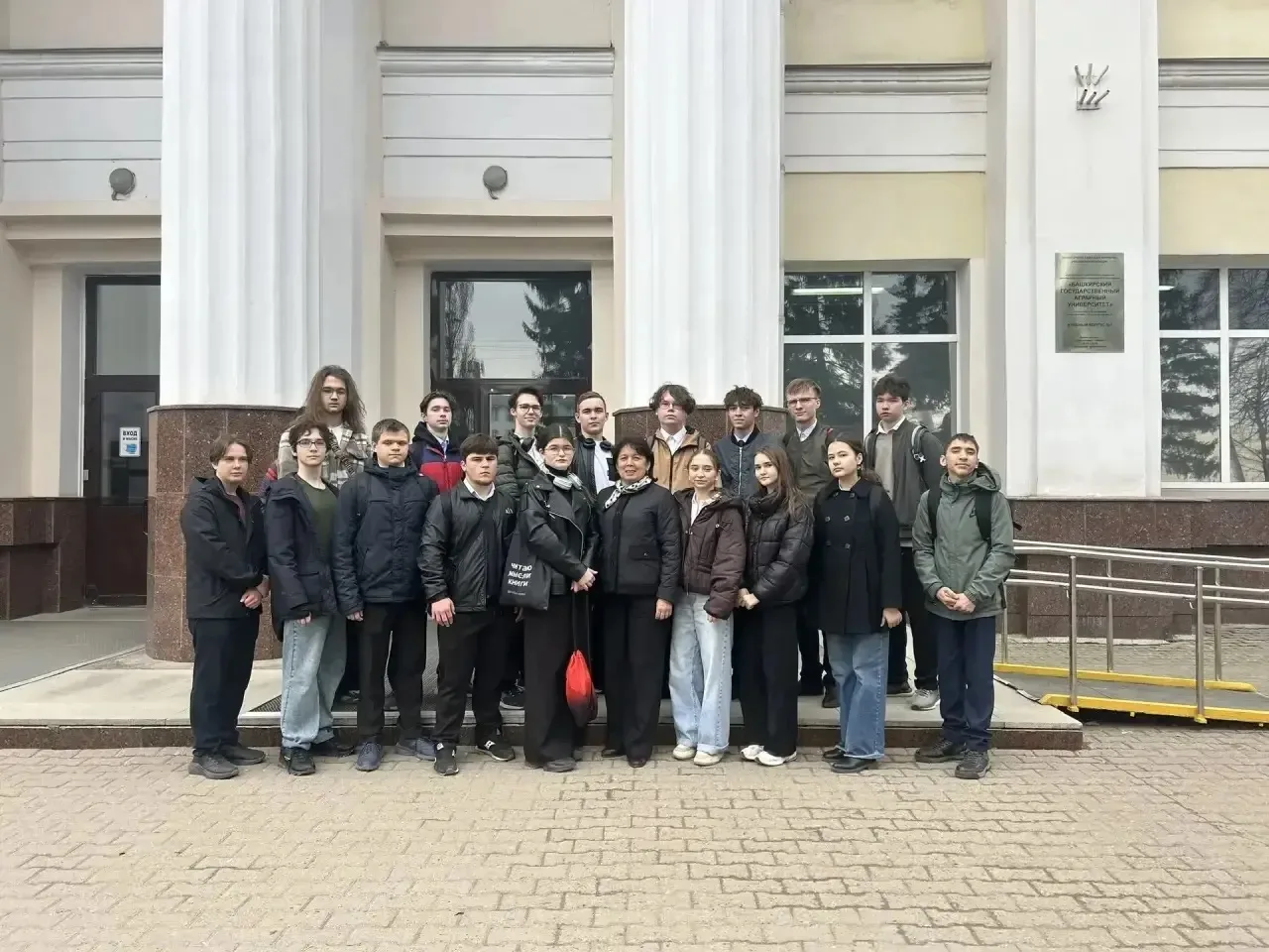 🚜🌱 10Б в Аграрном: от симулятора комбайна до клонирования растений!  9 апреля наш 10Б класс с голово