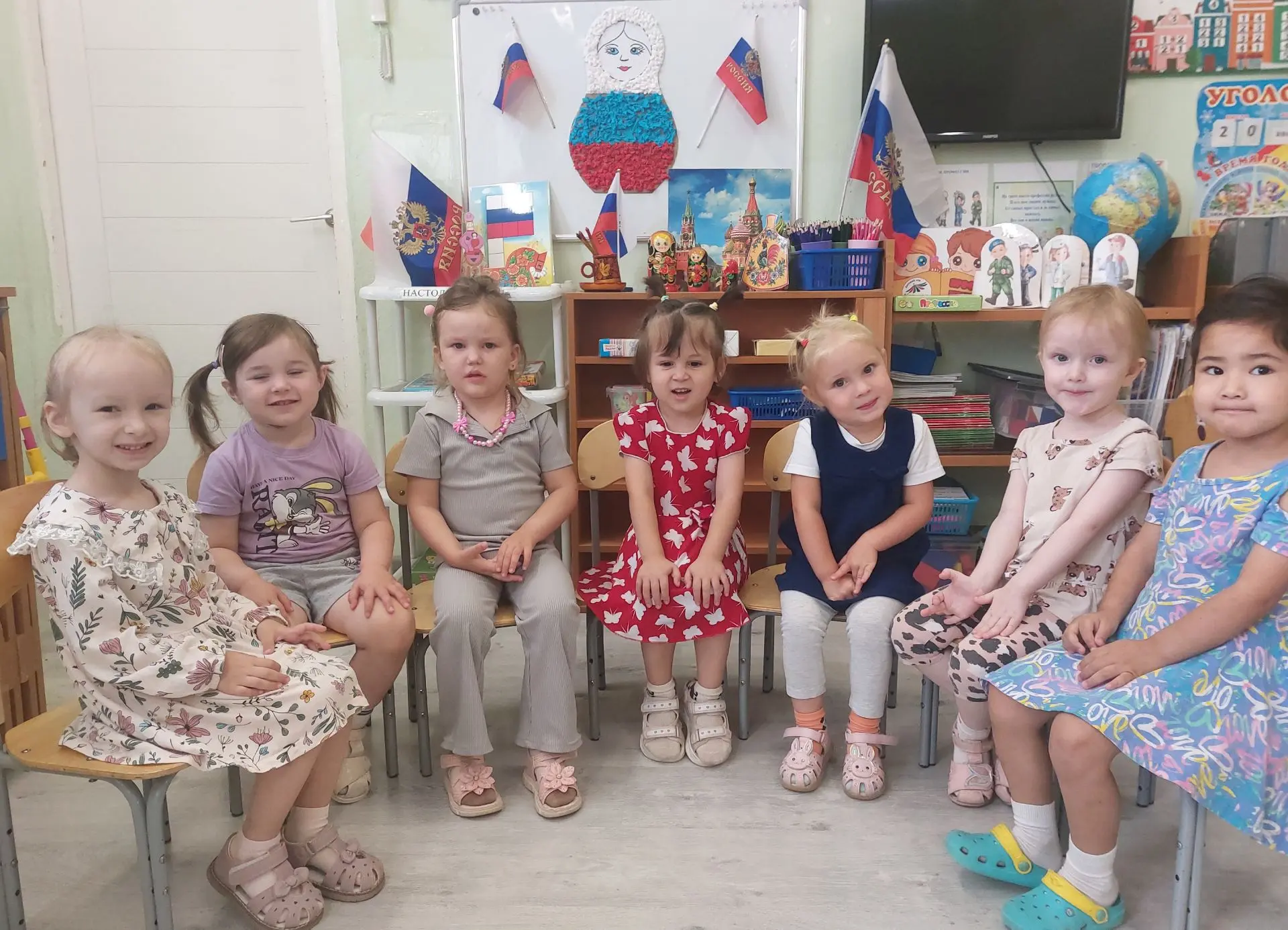 🔔Юные воспитанники группы №7 с интересом беседовали о российском флаге 🇷🇺, рассматри...