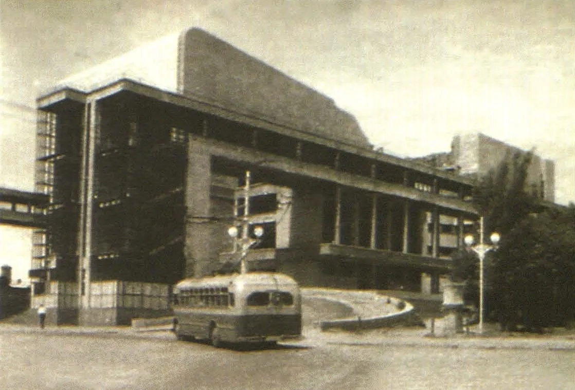 Фотография 1948–1959 годов. Разрушенный драмтеатр. На переднем плане — троллейбус МТБ-82Д