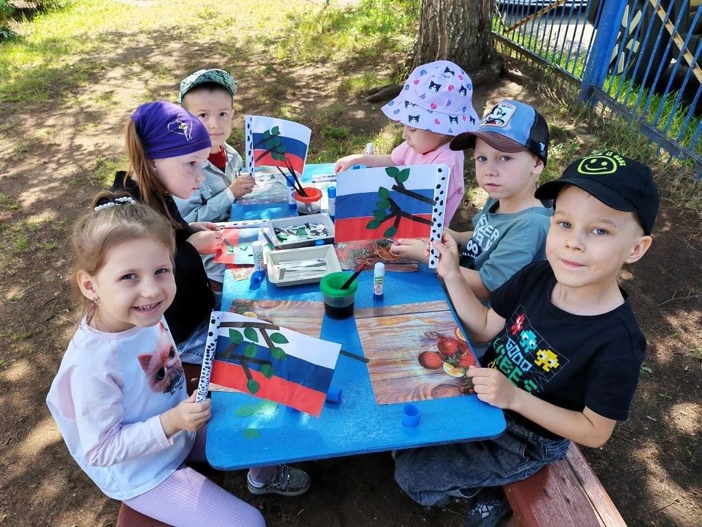 8 июня в детском саду - День России.
Говорить с дошкольниками о России важно для формирования у них 