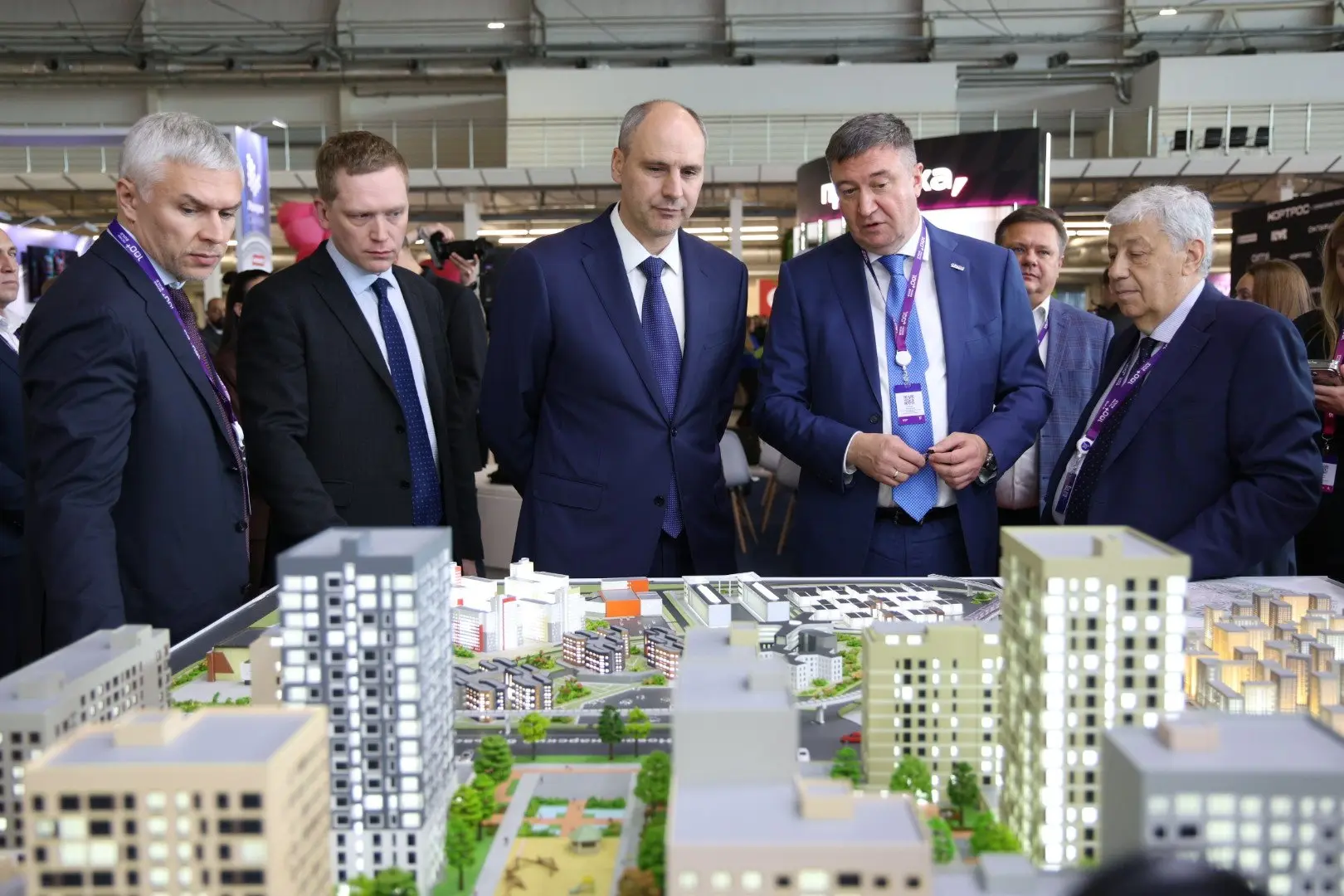 🏙️ Губернатор Свердловской области посетил стенд «Синара-Девелопмент» на форуме 100+ T...