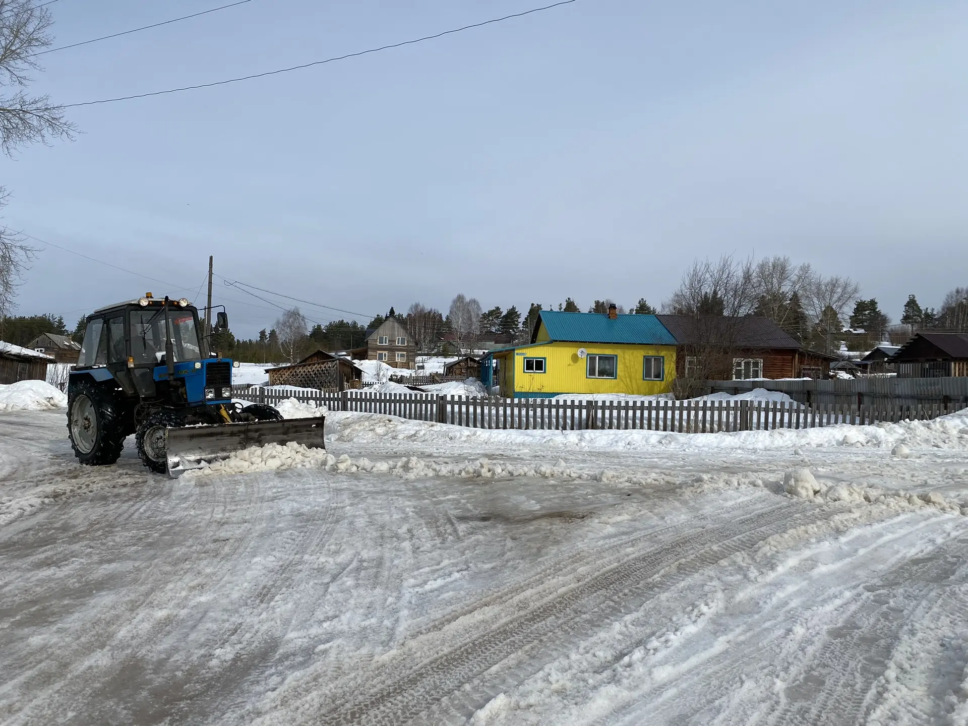 В нашем поселке продолжаются  работы по уборке снега. Особое внимание уделяется расчист...