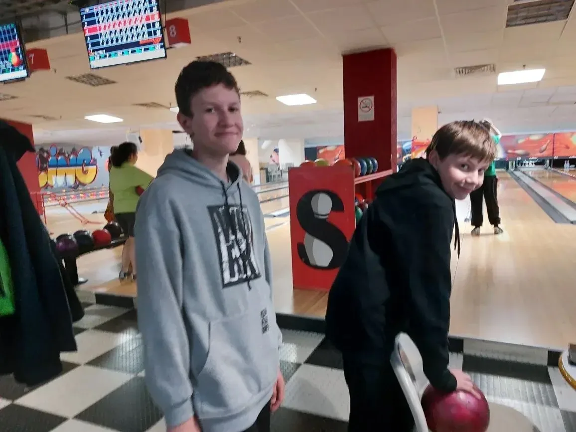 21 мая ученики 6В класса отправились в боулинг🎳 , где отлично провели время, соревнуясь друг с друго
