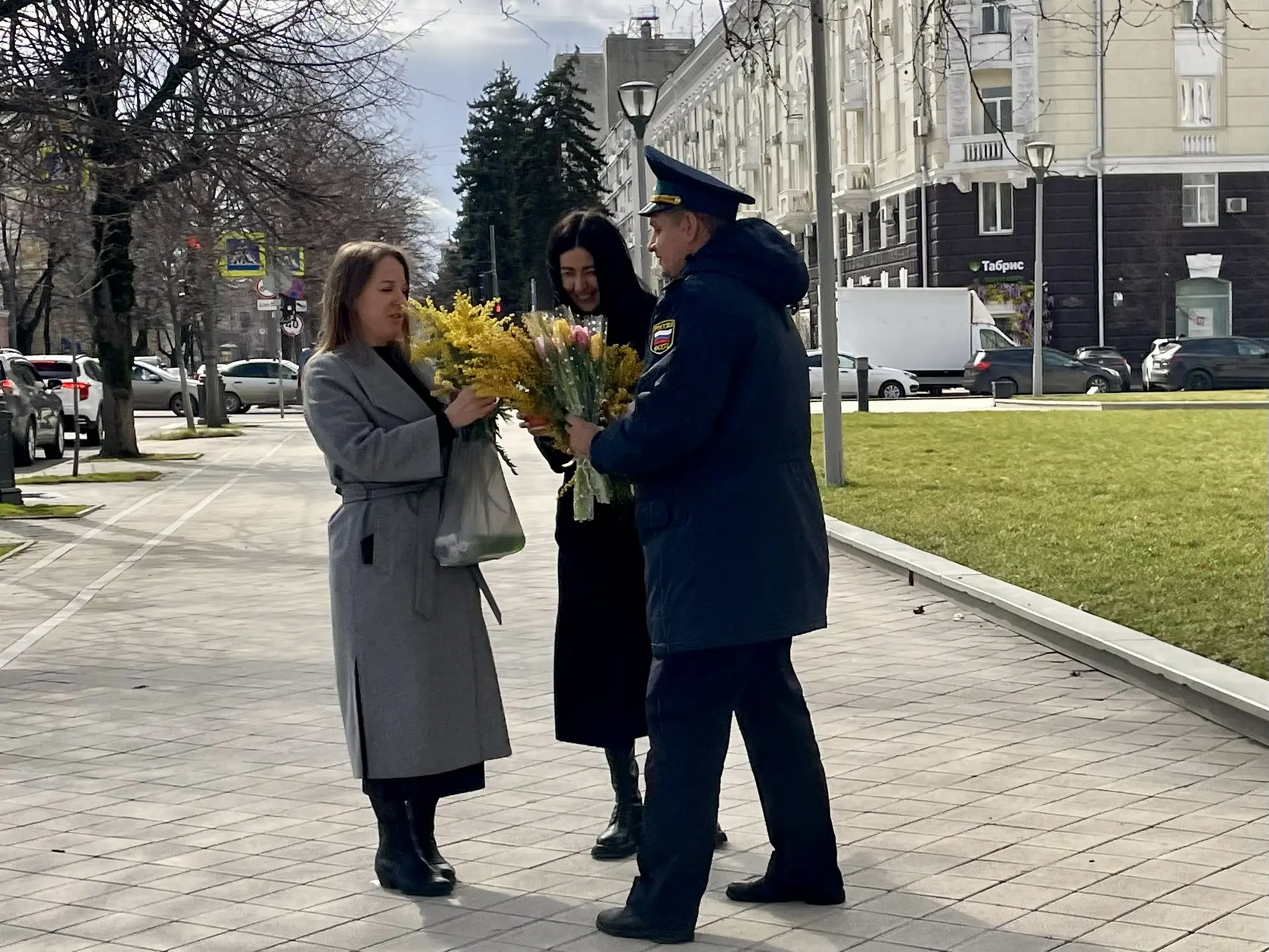 «Вам, любимые!»: судебные приставы Кубани подарили женщинам тюльпаны и мимозу в преддверии 8 Марта 💐