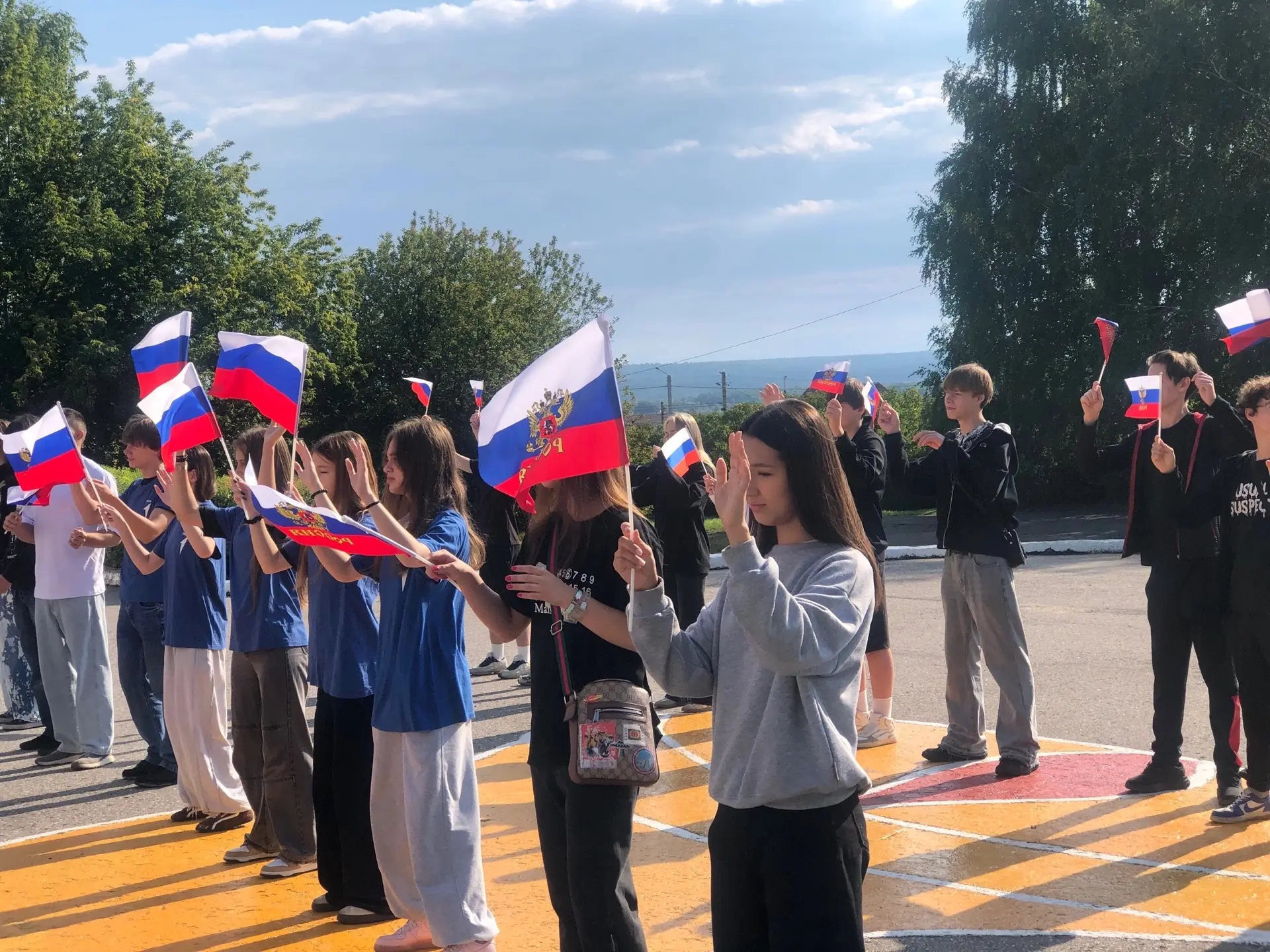 Школа с. Засечное: ФЛЕШМОБ ко Дню Государственного флага Российской Федерации : ЯРКО, Д...