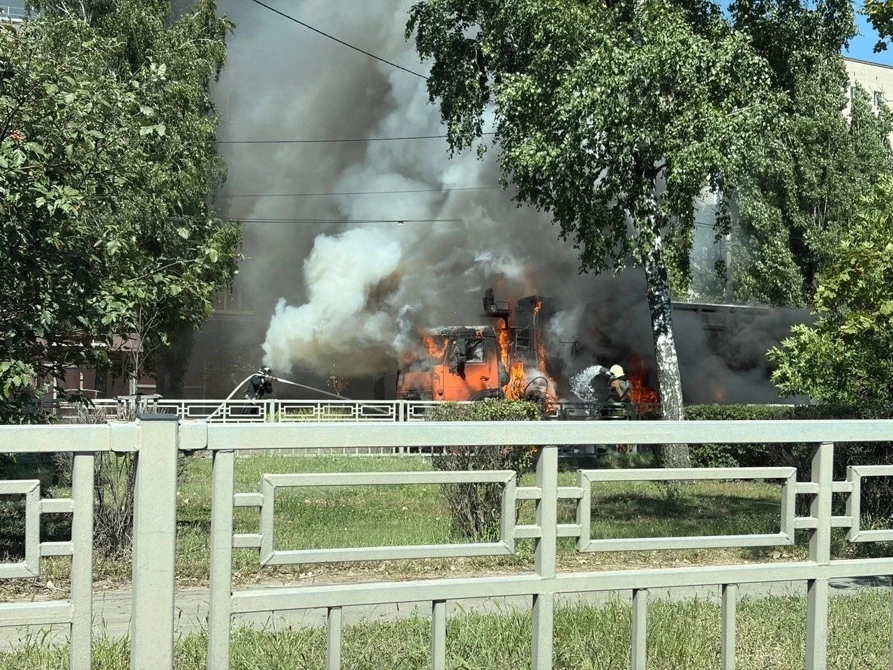 😯 Горожане сообщают, что у Юго-Западного рынка горит КамАЗ