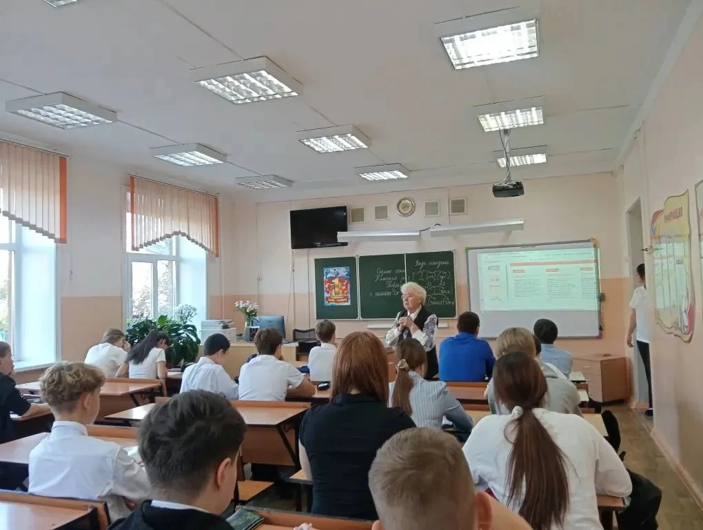🇷🇺 ОКНО В ИСТОРИЮ: РАЗГОВОРЫ О ВАЖНОМ СЕГОДНЯ В НАШЕЙ ШКОЛЕ!