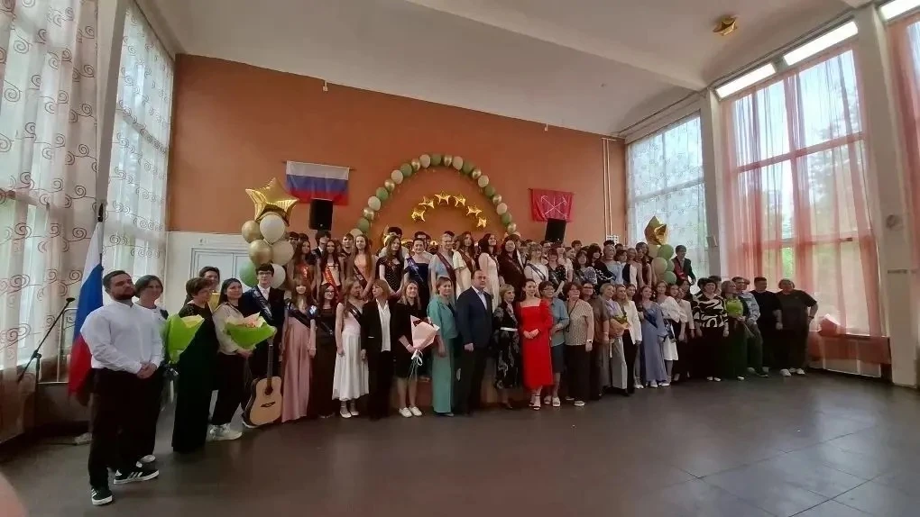 Последний звонок 9 классов 🔔

26 мая прозвенел последний звонок и для наших девятиклассников. Это в