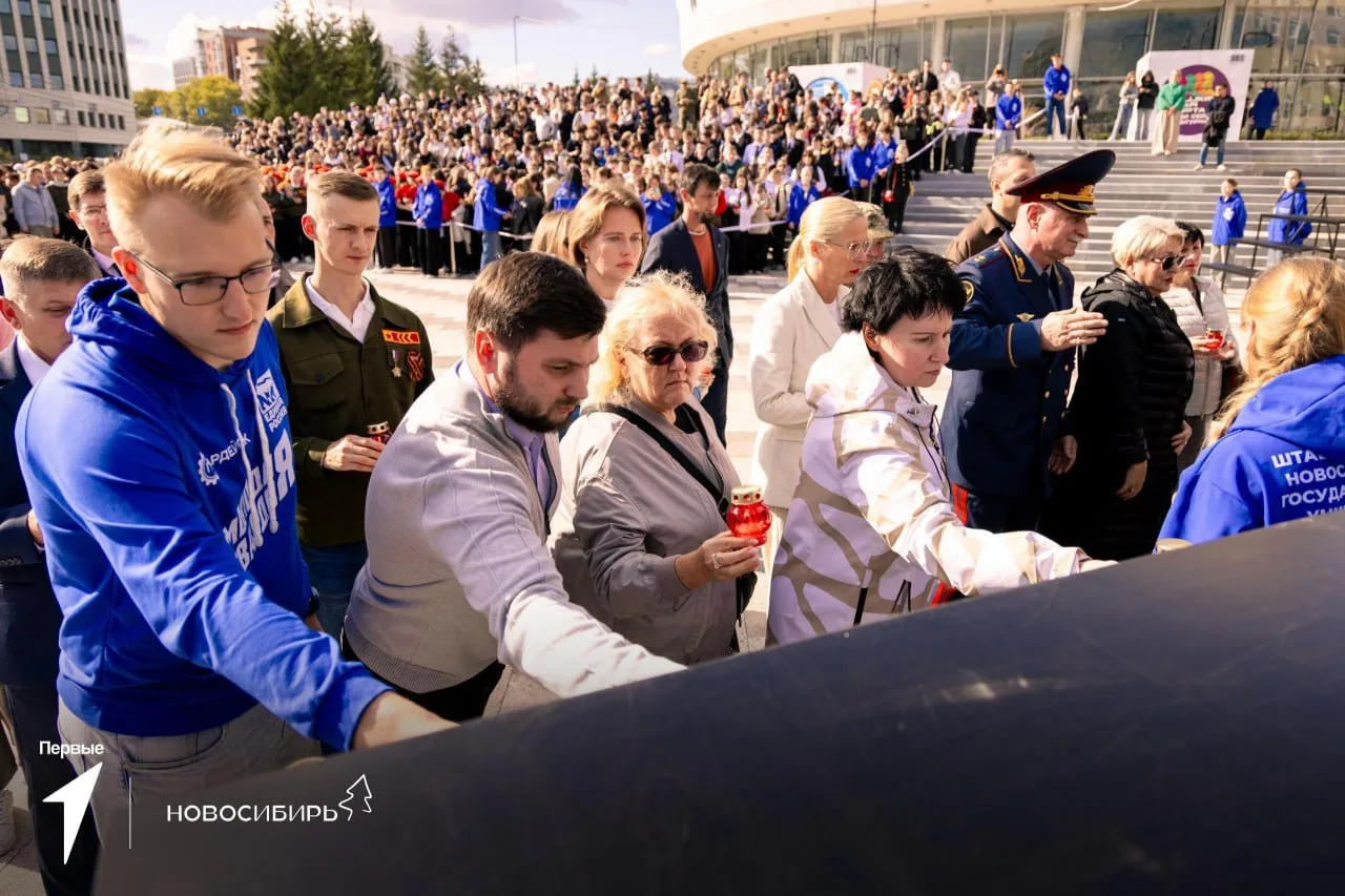 В Москве, Санкт-Петербурге, Новосибирске и других городах России почтили память жертв т...