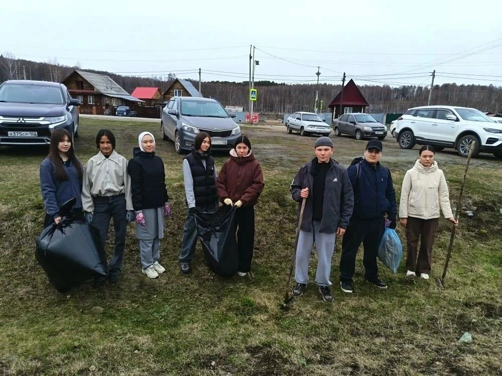 В честь праздника Весны и Труда учащиеся и педагоги МОБУ СОШ с. Абзаково Белорецкого ра...