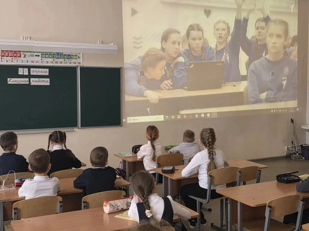 После линеек во всех классах прошли занятия из цикла «Разговоры о важном» на тему: «Что значит работ