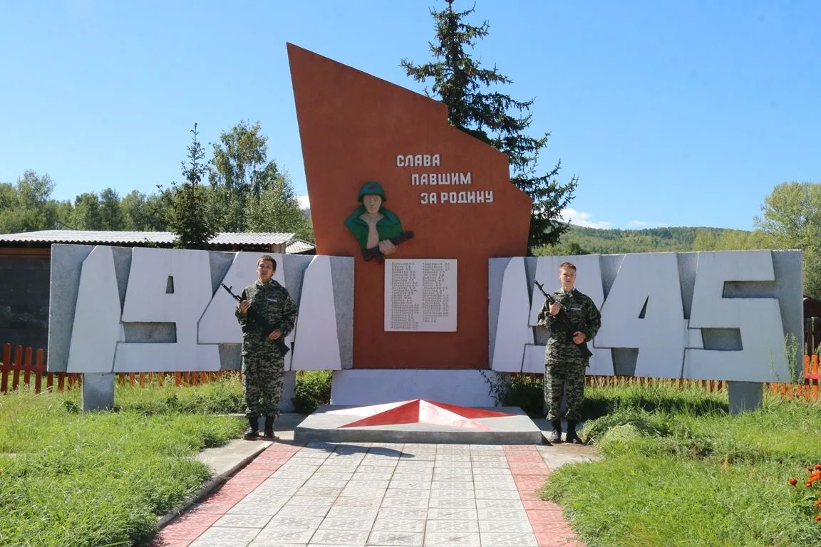 Сегодня в сумоне Дүрген Тандинского кожууна открыли обновленную Аллею воинов-героев нас...